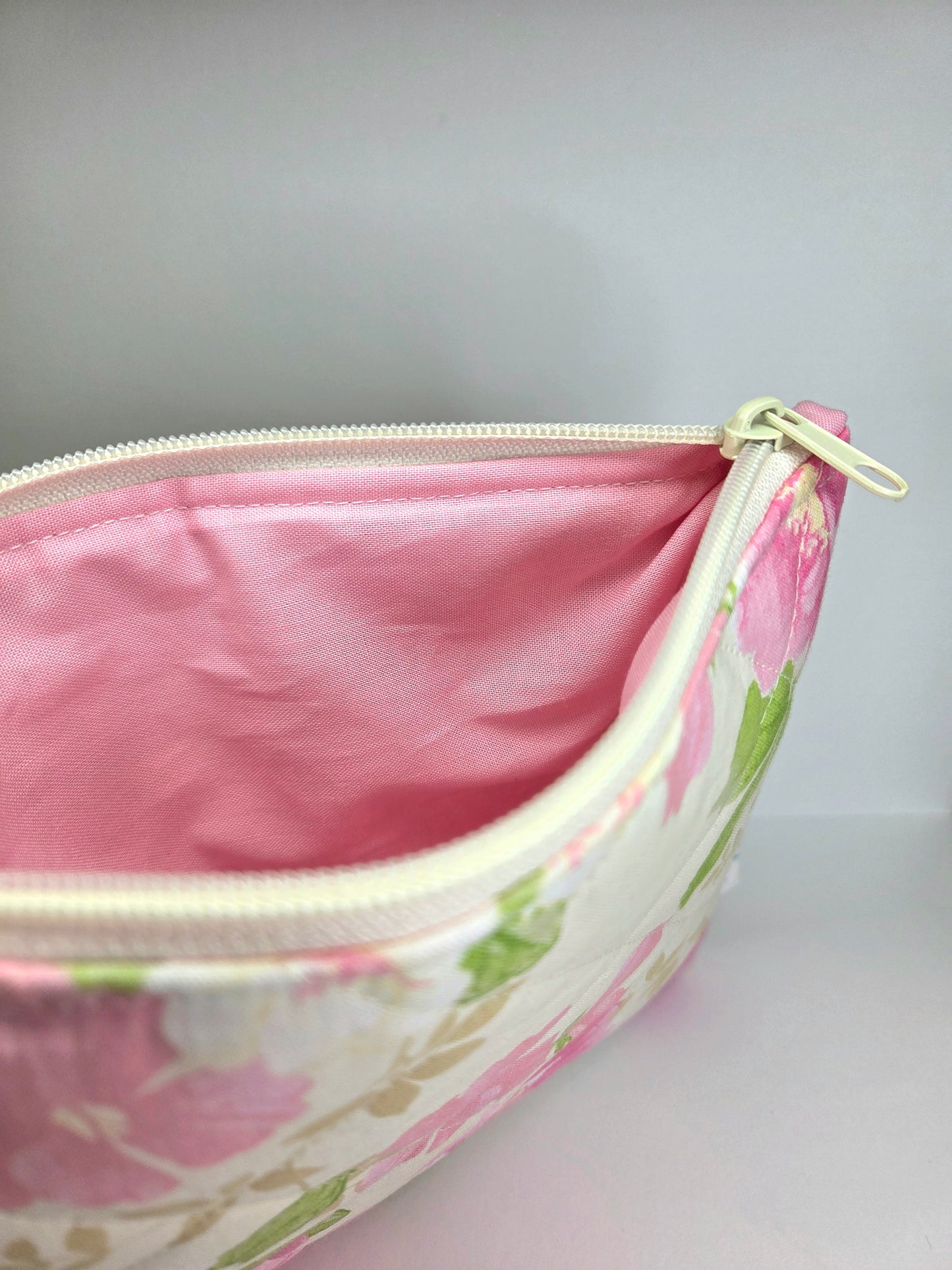 Handmade Quilted Zipper Pouch | Off White Floral Print & Light Pink Accent Medium Bag